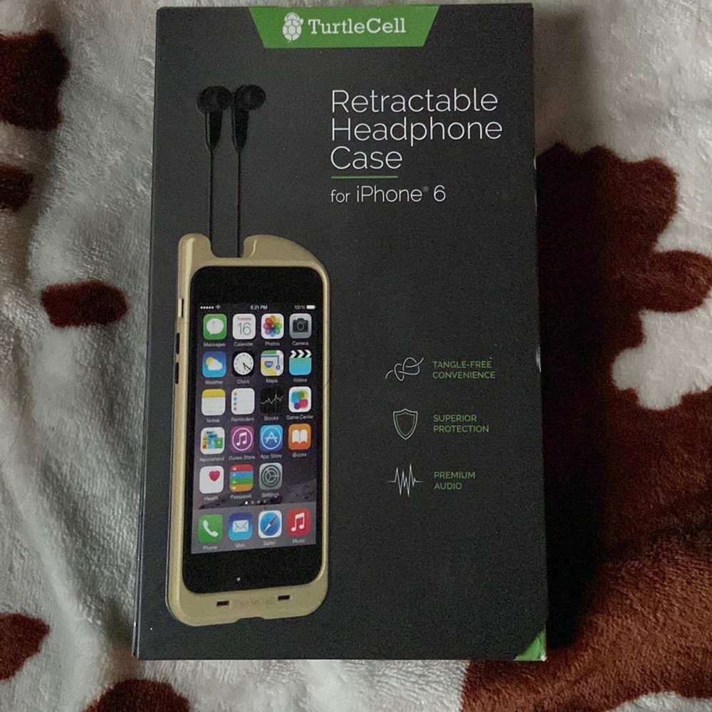Turtle cellphone case with retractable headphones